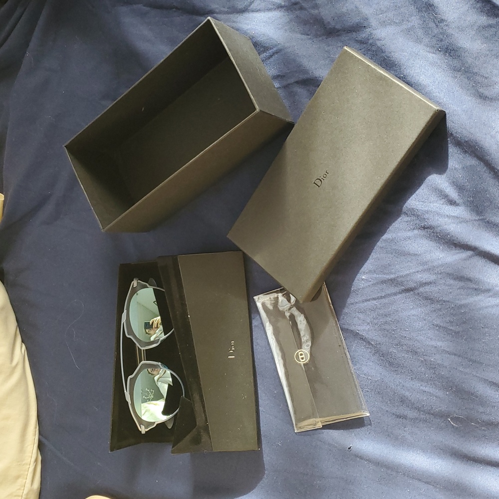 NIB Dior sunglasses In Case With Wiping Cloth And Authentication Card - Picture 10 of 14